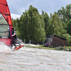 35 szkola windsurfingu nad jeziorem Habenda.jpg